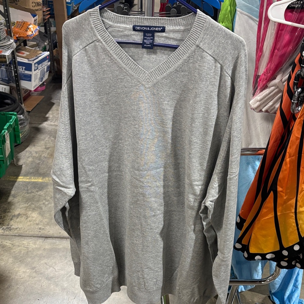 NWOT Men’s Gray Sweater